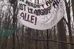 Solidarität mit dem selbstverwalteten Wohnprojekt des Miethäusersyndikats,  Jagow 15,  in Berlin Spandau, das in der Zeit der Besetzung des Osterholzes, Opfer von Brandanschlägen & Bombendrohungen wurde.