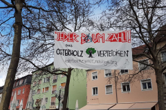 Von Nürnberg bis nach Wuppertal - Solidarität mit der Besetzung des Osterholzes. In Zeiten des Klimawandels darf kein einziger Baum mehr für Kapitalinteressen gefällt werden. Deshalb wurde in der Nacht von Montag auf Dienstag in der Fürtherstraße in Nürnberg ein  Banner zur Bekanntmachung der Waldzerstörung in Wuppertal aufgehängt. Denn jeder Baum Zählt. Im Osterholz und überall. Wir rufen alle Menschen auf, sich im Kampf gegen die zerstörerische Gewalt des Kapitals zu solidarisieren und im Rahmen ihrer Möglichkeiten aktiv zu werden.