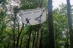 Das Transparent thematisiert eine  Großveranstaltung am 2.10.2021 im Gebiet. Red Bull als Veranstalter, schuf eine neues  Mountainbike Format. Der Pacours ging nicht nur durch den Steinbruch, auch der Wald wurde mit einbezogen.