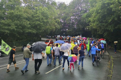 Die erste Demo für den Erhalt des Osterholzes zog am 20. Juli 2019 mit 300 Teilnehmer*innen  vom Bahnhof Vohwinkel zu einer der schon bestehenden Abraumhalden der Firma Oetelshofen, die den Kalksteinbruch Osterholz betreibt.