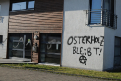 Schriftzug an einer Wand eines Ingenieurbüros in Achen, das laut dem auf Indymedia veröffentlichten Bekenner*innenschreiben, Gutachten im Genehmigungsverfahren  für die Erweiterung des Steinbruchs erstellt hat. .