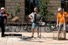 Fortschrott spielt die Osterholz - Hymne auf der Fahrraddemo am 17. Juni 2021 vor der historischen Stadthalle in Wuppertal